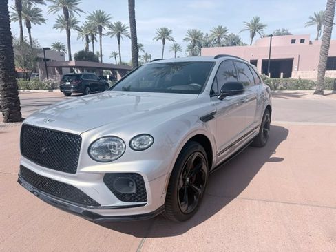 Used 2023 Bentley Bentayga AWD/4WD image 2