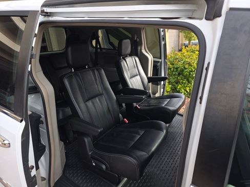 Used 2016 Chrysler Town & Country Touring w/ Driver Convenience Group image 5