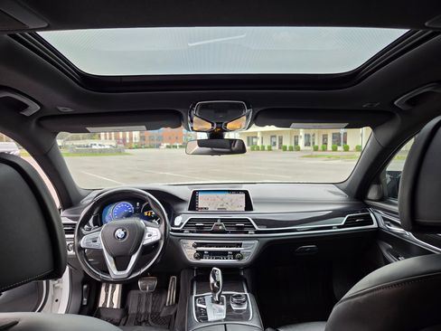 Used 2019 BMW 750i w/ Executive Package image 9