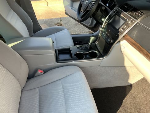 Used 2016 Toyota Camry LE image 10