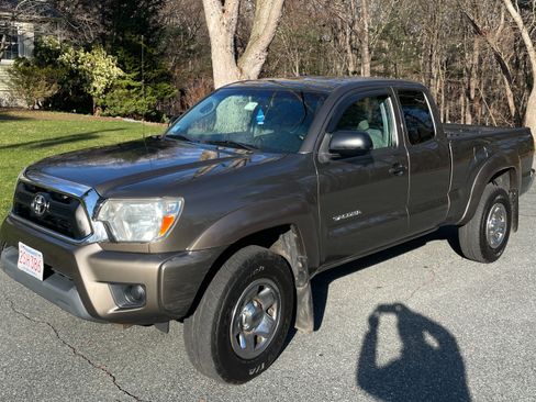 Used 2013 Toyota Tacoma 4x4 Access Cab w/ SR5 Pkg image 1