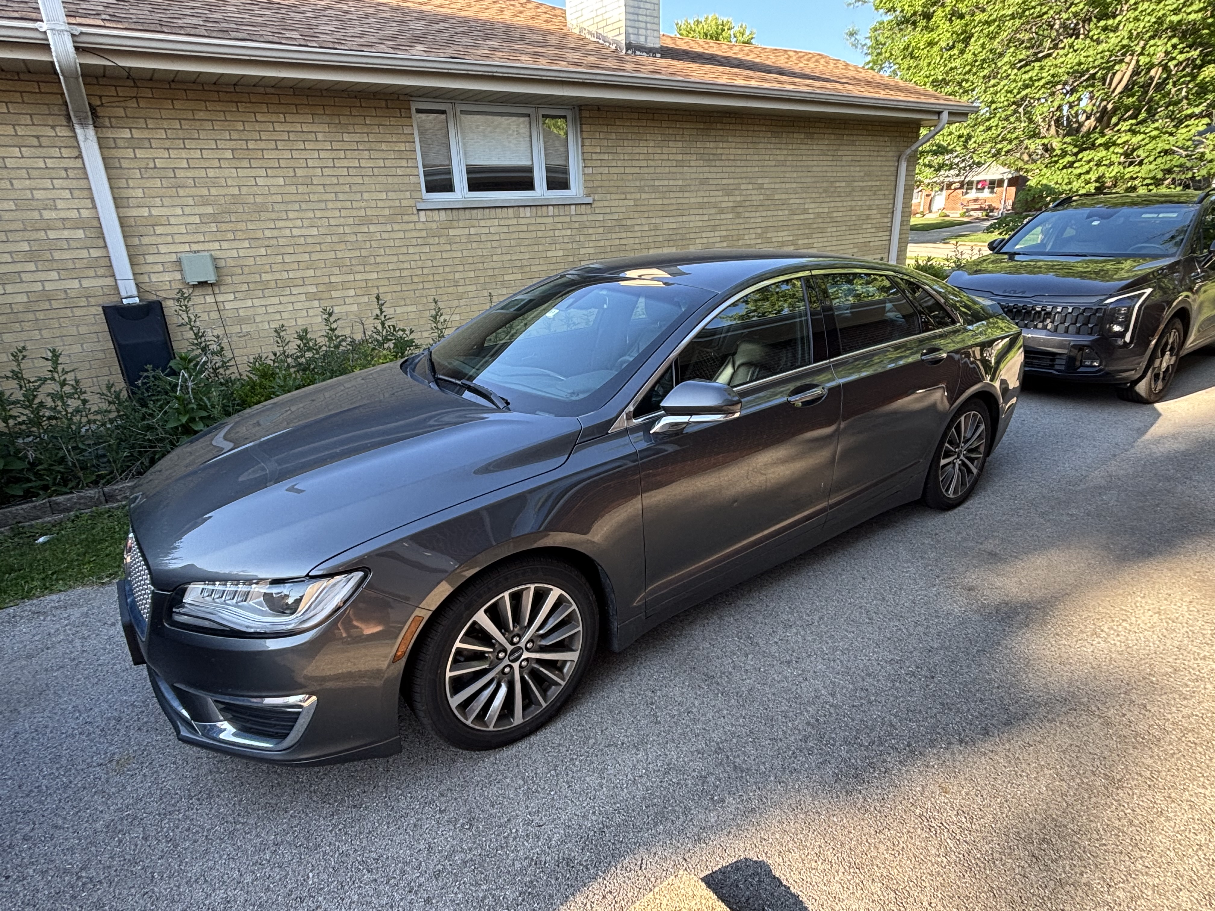 Used 2020 Lincoln MKZ FWD image 1