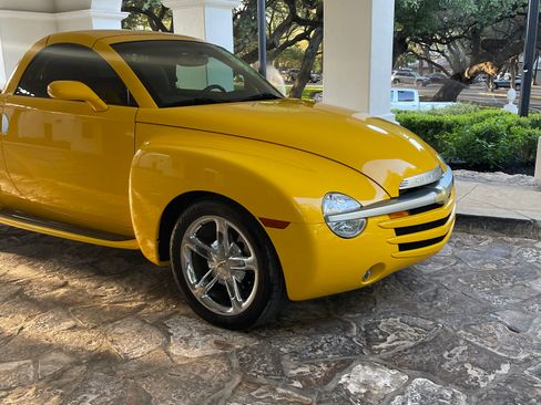 Used 2005 Chevrolet SSR w/ Preferred Equipment Group image 5