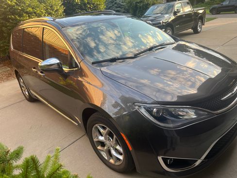 Used 2019 Chrysler Pacifica Limited FWD image 12