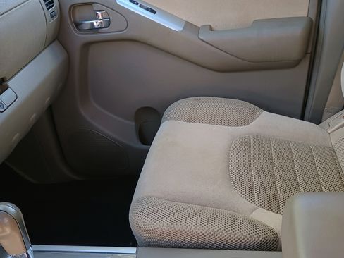 Used 2011 Nissan Pathfinder SV image 5