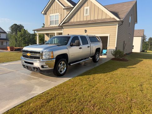 Used 2014 Chevrolet Silverado 2500 LT w/ Interior Plus Package RWD image 5