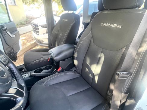 Used 2017 Jeep Wrangler Unlimited Sahara w/ Connectivity Group image 9