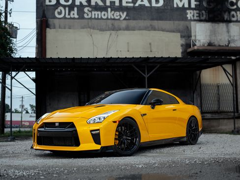 Used 2017 Nissan GT-R Premium AWD/4WD image 2
