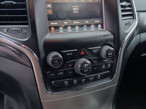 Used 2018 Jeep Grand Cherokee Laredo image 11