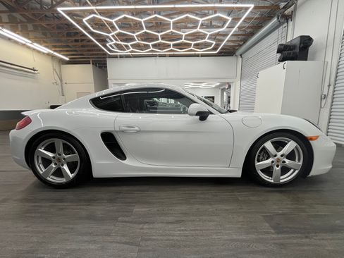 Used 2015 Porsche Cayman image 2