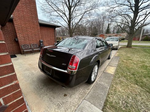 Used 2014 Chrysler 300 AWD w/ Driver Convenience Group image 8
