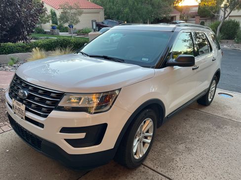 Used 2017 Ford Explorer FWD image 2