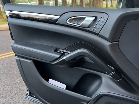 Used 2014 Porsche Cayenne Platinum Edition image 30