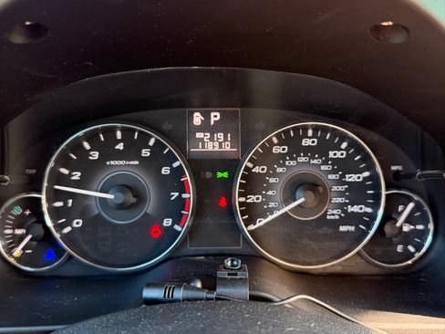 Used 2011 Subaru Outback 2.5i Premium AWD/4WD image 2