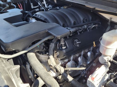 Used 2020 Chevrolet Suburban LT w/ Luxury Package image 20