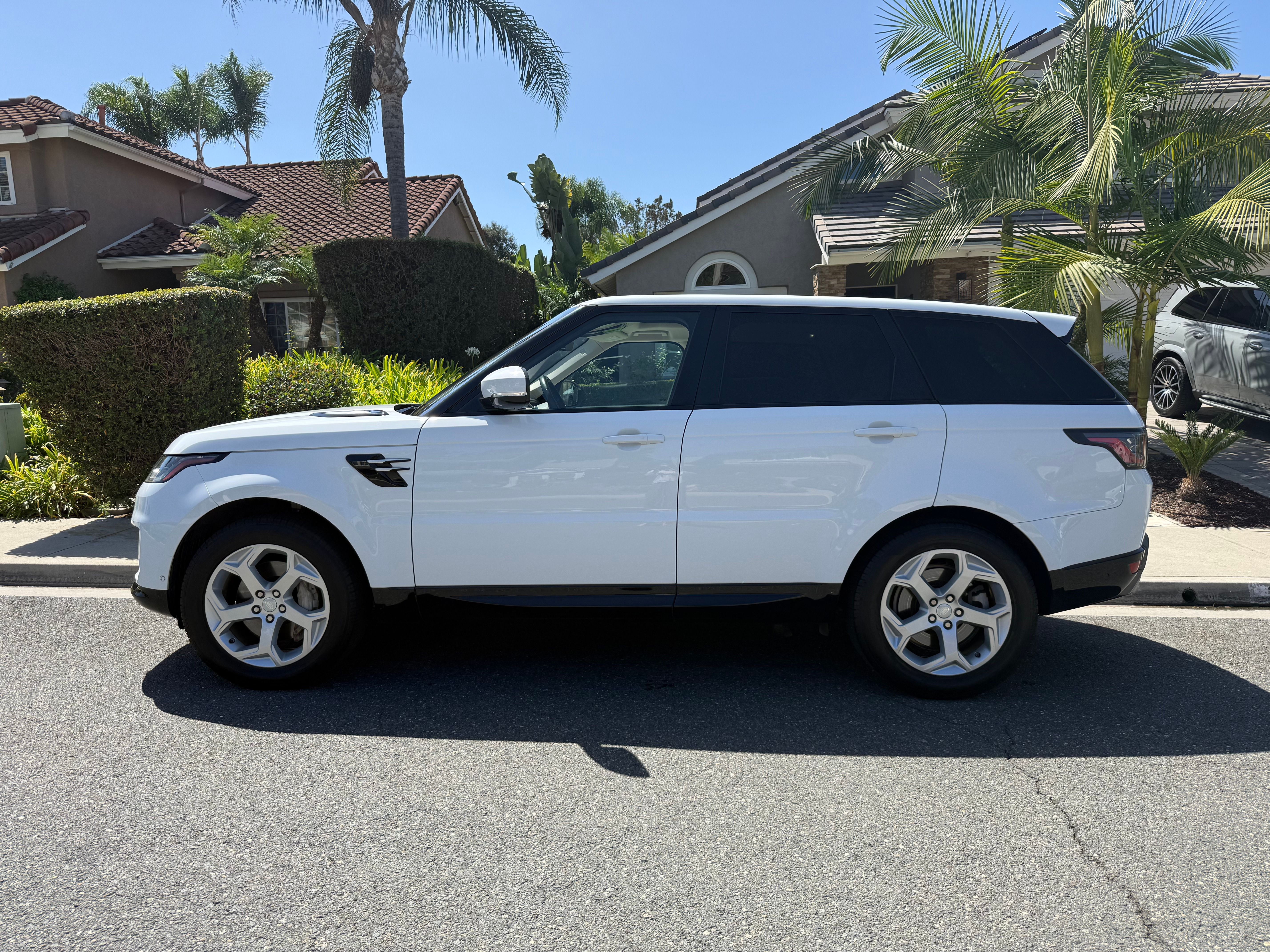 Used 2018 Land Rover Range Rover Sport HSE AWD/4WD image 4