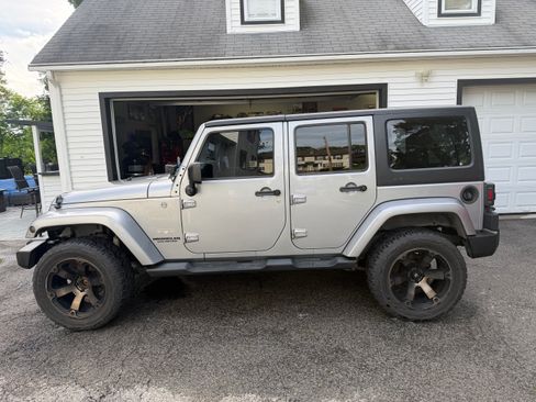 Used 2013 Jeep Wrangler Unlimited Sahara w/ Dual Top Group AWD/4WD image 5