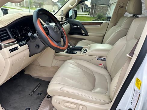 Used 2020 Lexus LX 570 4WD w/ Luxury Package image 13