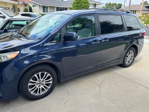 Used 2018 Toyota Sienna XLE Premium w/ Carpet Mat Package FWD image 2