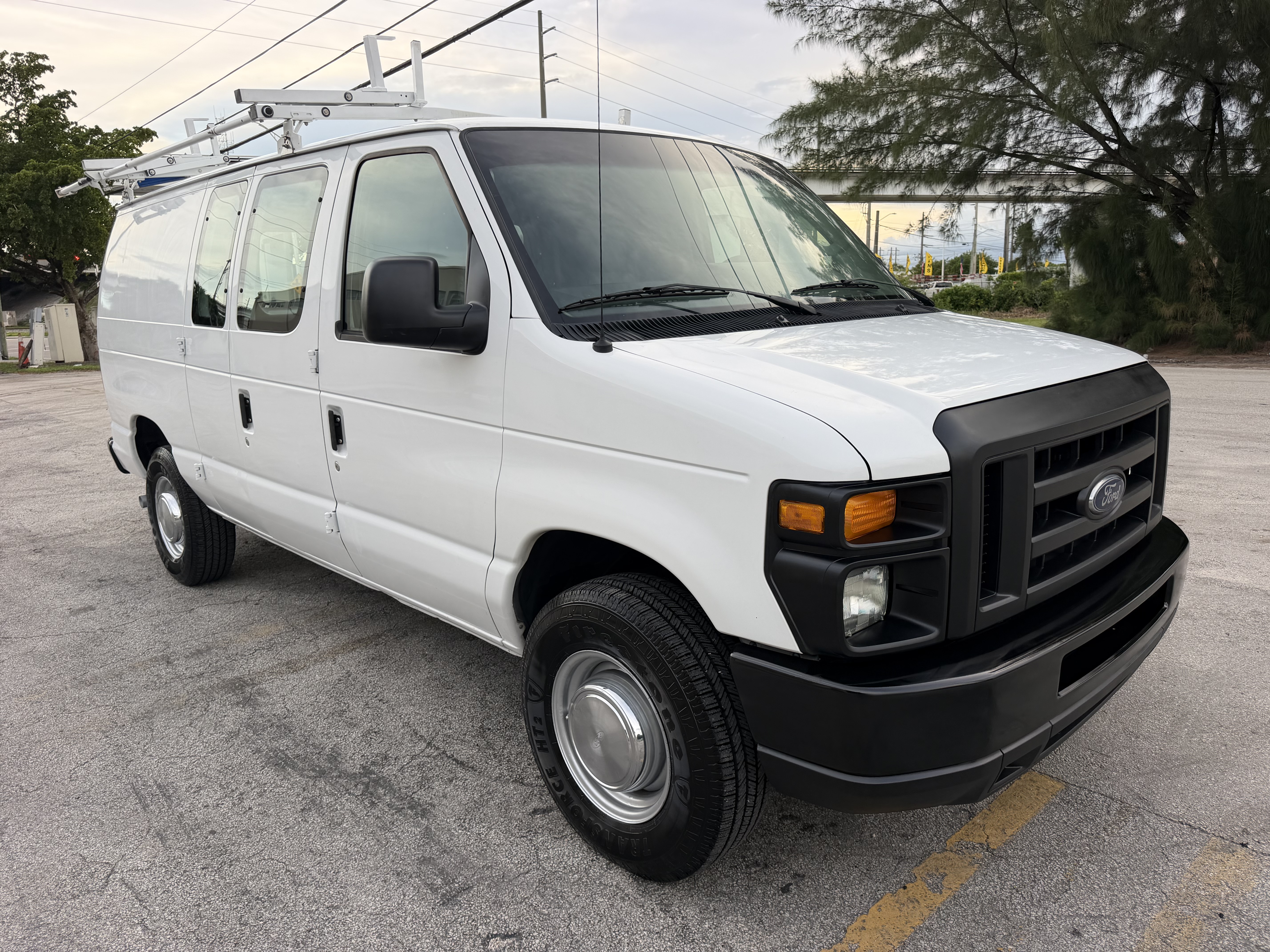 Used 2009 Ford E-350 and Econoline 350 Super Duty RWD image 2