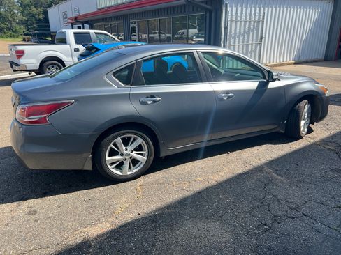 Used 2015 Nissan Altima 2.5 SV w/ Convenience Package FWD image 6