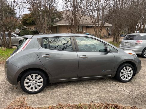 Used 2017 Nissan Leaf S image 4