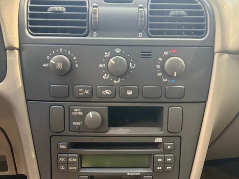 Used 2003 Volvo V40 Wagon 4D image 13