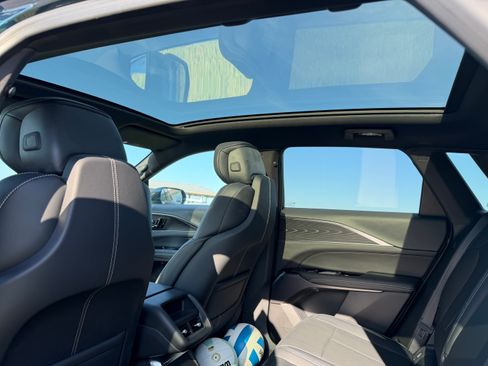 Used 2025 Cadillac Lyriq Luxury RWD image 5