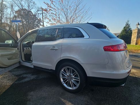 Used 2019 Lincoln MKT AWD image 2