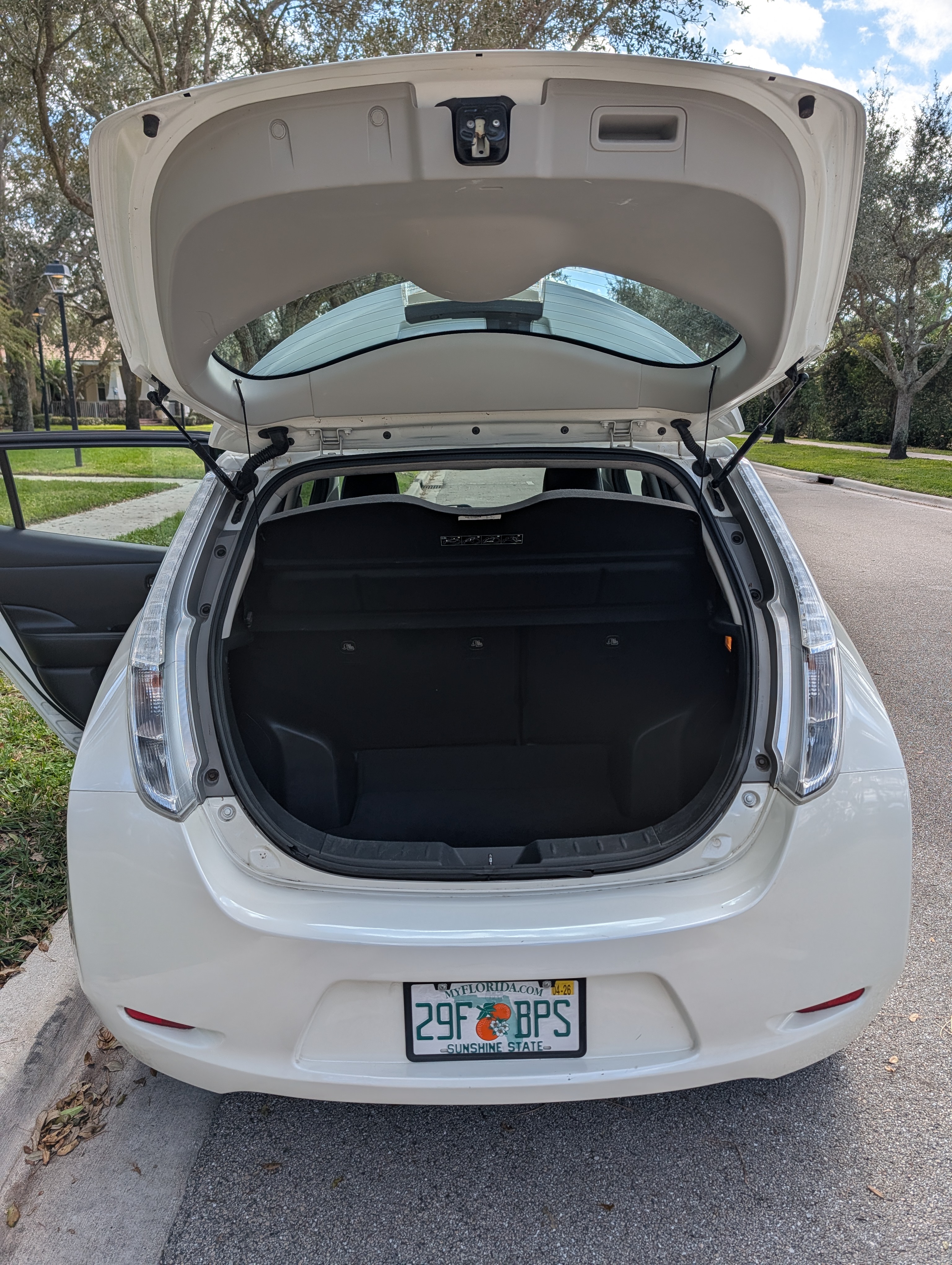 Used 2015 Nissan Leaf SL FWD image 4