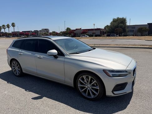 Used 2020 Volvo V60 T5 Momentum w/ Protection Package Premier FWD image 1