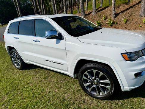 Used 2018 Jeep Grand Cherokee Overland RWD image 1