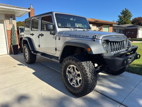 Used 2015 Jeep Wrangler Unlimited Rubicon w/ Connectivity Group image 1