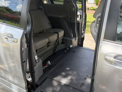 Used 2017 Toyota Sienna XLE w/ XLE Navigation Package FWD image 6