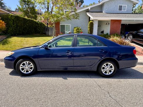 Used 2005 Toyota Camry LE FWD image 2