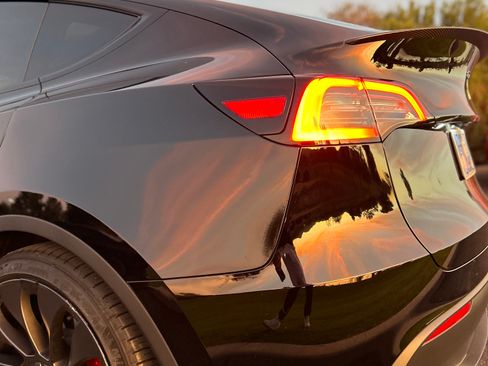 Used 2023 Tesla Model Y Performance image 14