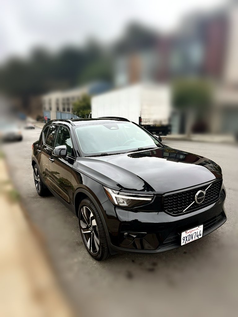 Used 2025 Volvo XC40 B5 Plus AWD/4WD image 1
