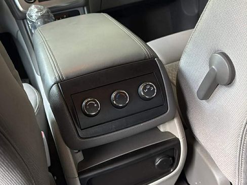 Used 2014 GMC Acadia SLE image 9