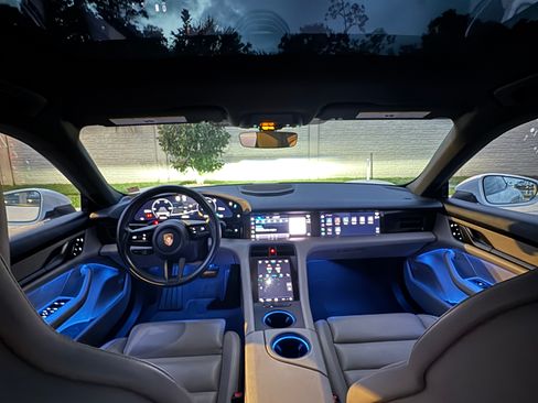 Used 2021 Porsche Taycan image 18