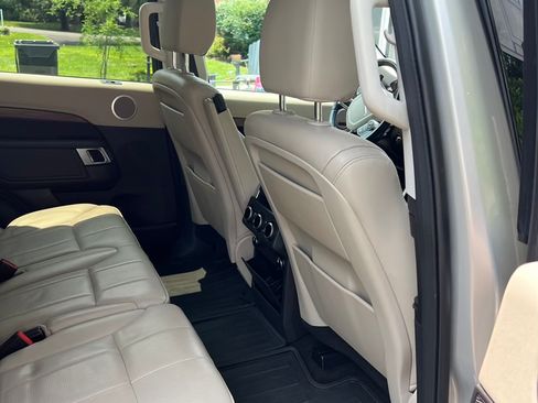 Used 2017 Land Rover Discovery HSE image 16