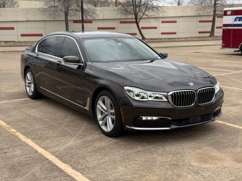 Used 2016 BMW 750i 750i Sedan 4D image 4