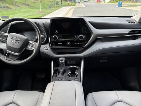 Used 2024 Toyota Highlander XLE AWD/4WD image 12