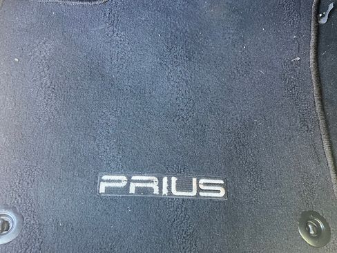 Used 2019 Toyota Prius L Eco w/ Carpet Mat Package image 16