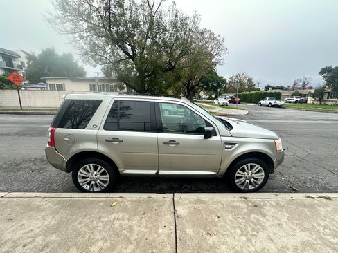 Used 2010 Land Rover LR2 HSE image 4