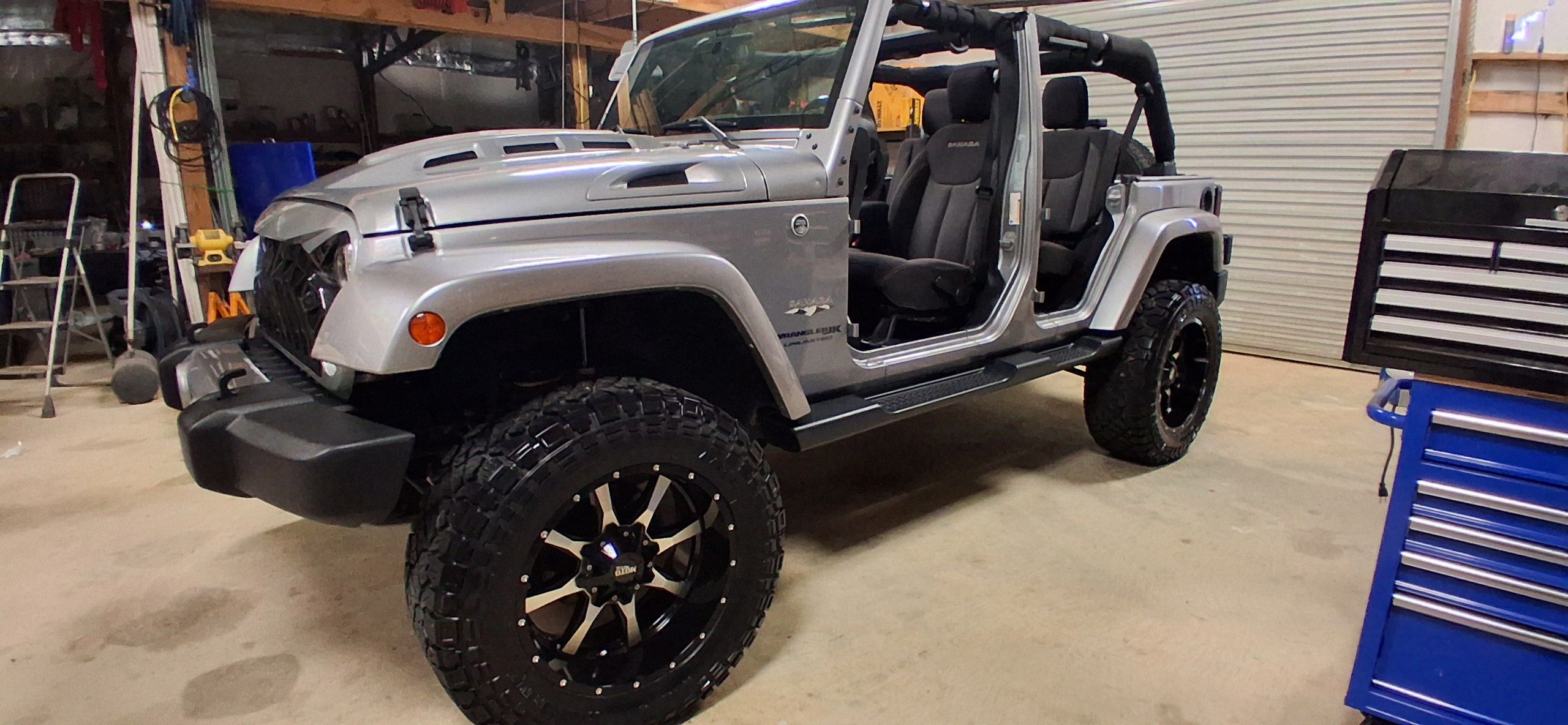 Used 2018 Jeep Wrangler Unlimited Sahara w/ Connectivity Group AWD/4WD image 15