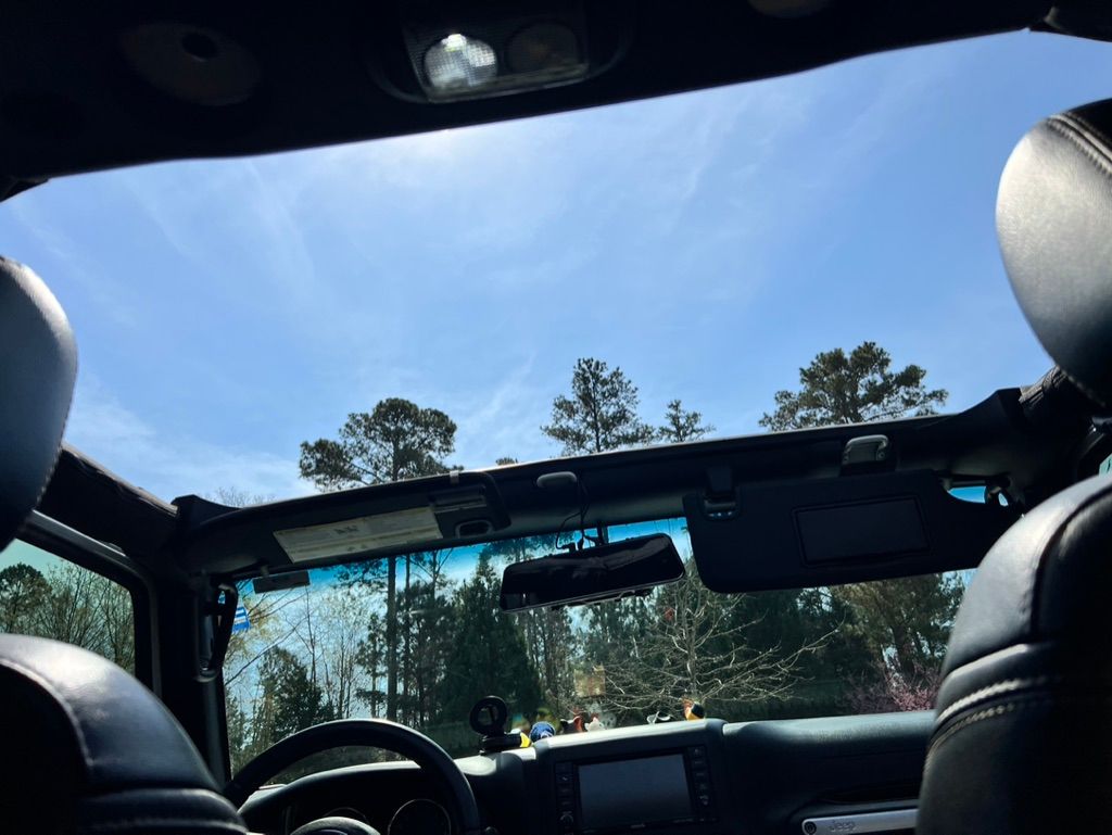 Used 2018 Jeep Wrangler Unlimited Sahara w/ Connectivity Group AWD/4WD image 25