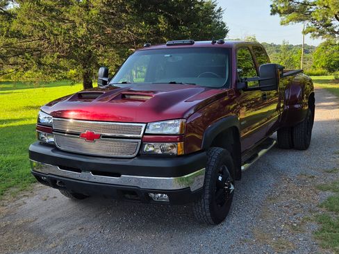Used 2006 Chevrolet Silverado 3500 LT w/ Heavy-Duty Power Package AWD/4WD image 2