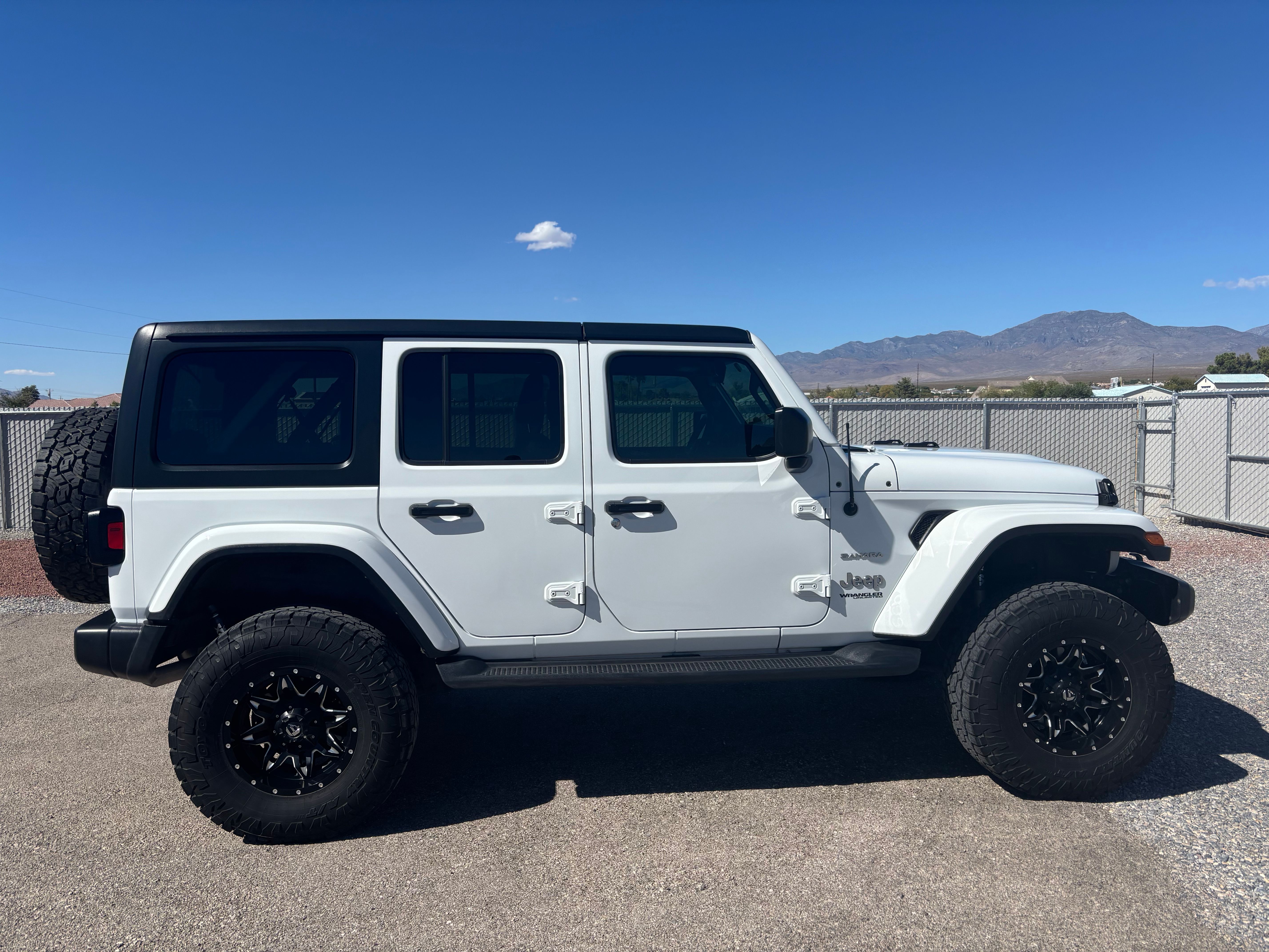 Used 2018 Jeep Wrangler Unlimited Sahara w/ Dual Top Group AWD/4WD image 1