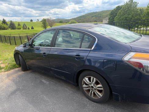 Used 2010 Nissan Altima 2.5 SL w/ SL Pkg FWD image 2