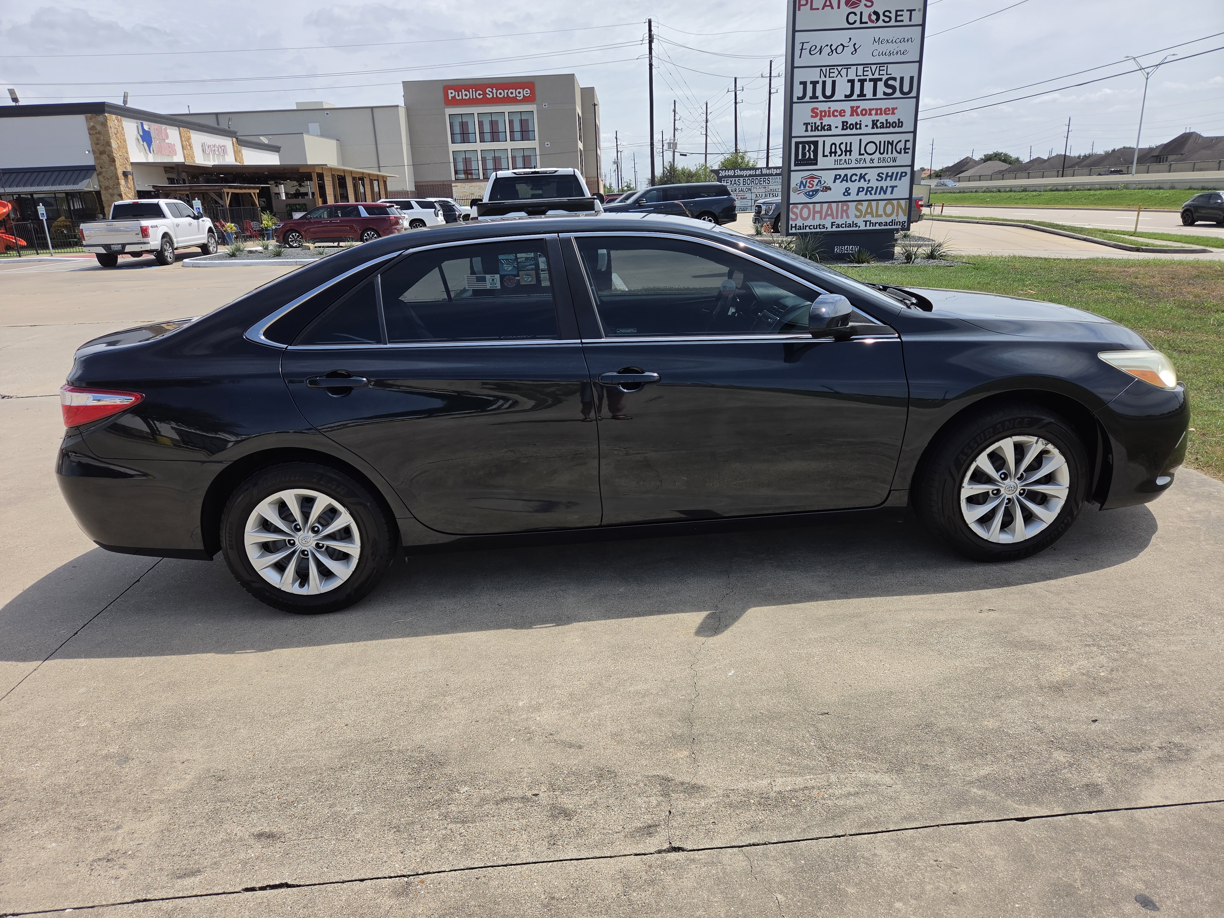 Used 2017 Toyota Camry LE FWD image 4